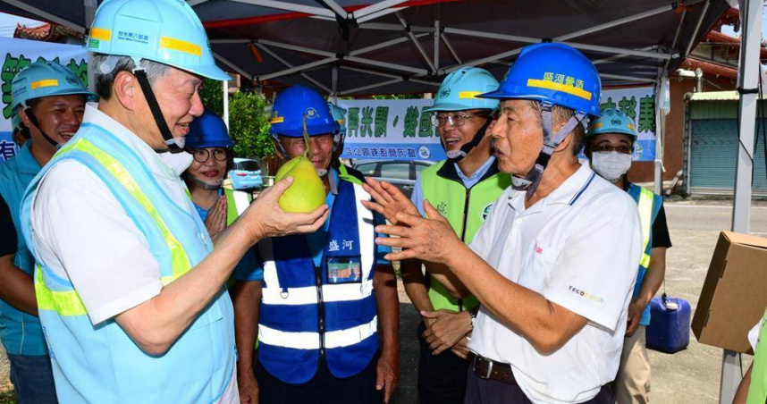 嘉南地區受災戶致贈自家栽種的文旦給經濟部長郭智輝。（圖／經濟部）
