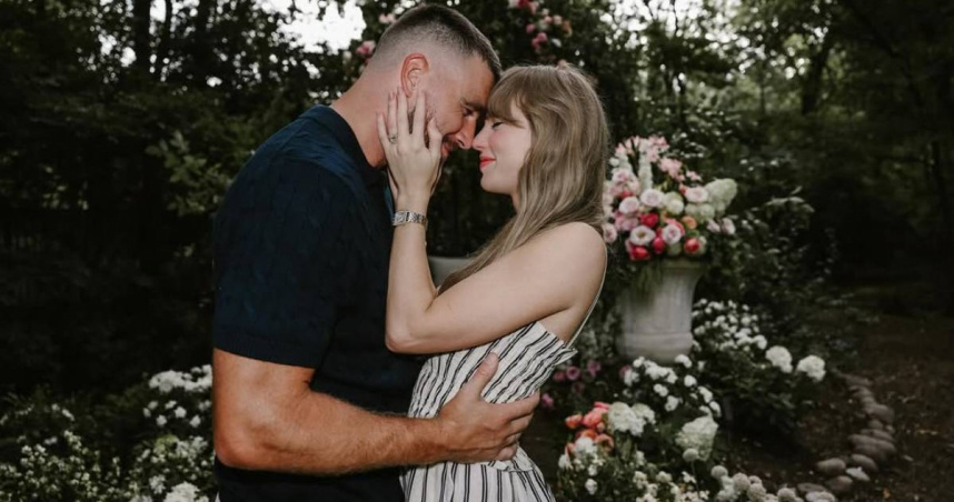 泰勒絲（右）接受男友求婚。（圖／翻攝IG／＠taylorswift）