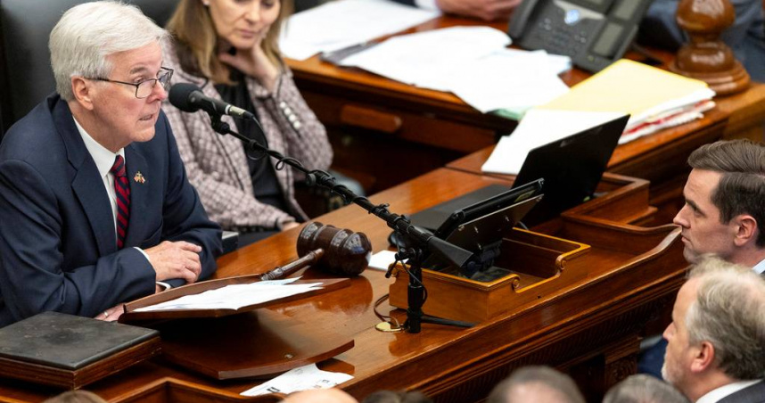 德州副州長帕特里克在奧斯汀的德州議會大廈參議院會議廳向議員們發表講話。（圖／達志／美聯社）