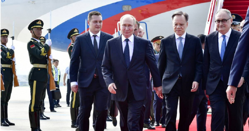 今天（31日）上午，俄羅斯總統普丁的專機抵達天津，出席2025年上合峰會。（圖／翻攝新華社）