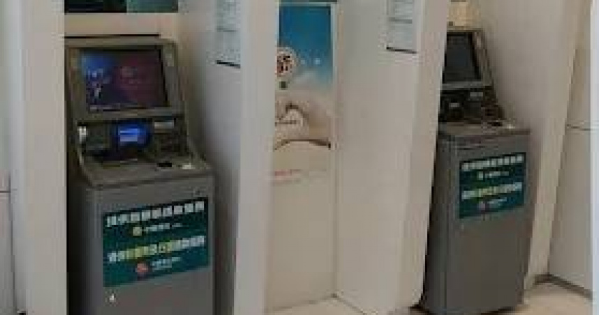 有網友分享，朋友日前至中信銀行ATM領取1千元現金時，意外中獎「Nintendo Switch 2主機」。（圖／翻攝自Google map）