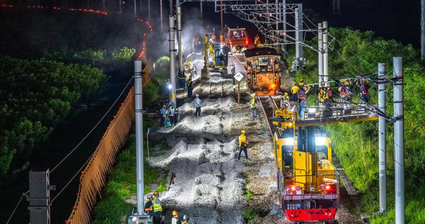 施工團隊必須克服東部多變天候與崎嶇地形限制，精準把握夜間有限「黃金施工時間」進行高風險、高精度作業。（圖／翻攝畫面）