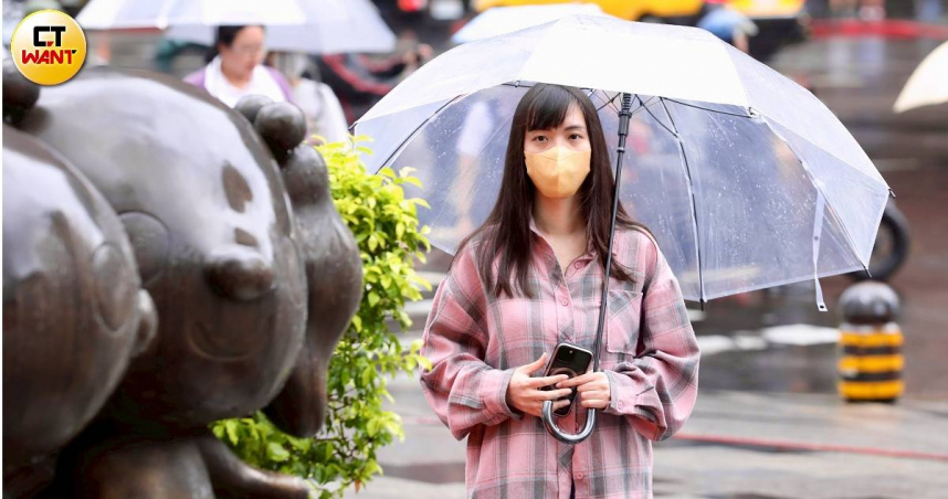 明天大台北、桃園及新竹有36度以上高溫機率，但山區仍需防範午後雷陣雨。（示意圖／方萬民攝）