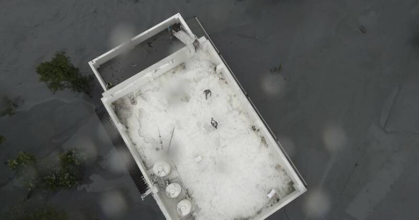 花蓮光復鄉有砂石場遭河水淹沒成為孤島，宜縣消防局發現有民眾受困，立刻透過無人機發送物資。（圖／宜縣消防局提供）