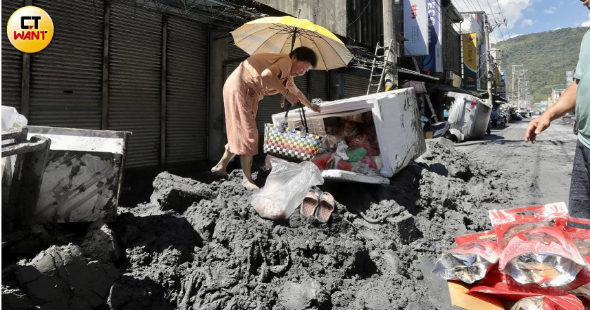 花蓮縣馬太鞍溪上游堰塞湖發生溢流，泥水灌進光復鄉市區，民眾清掃家園。（圖／黃耀徵攝）