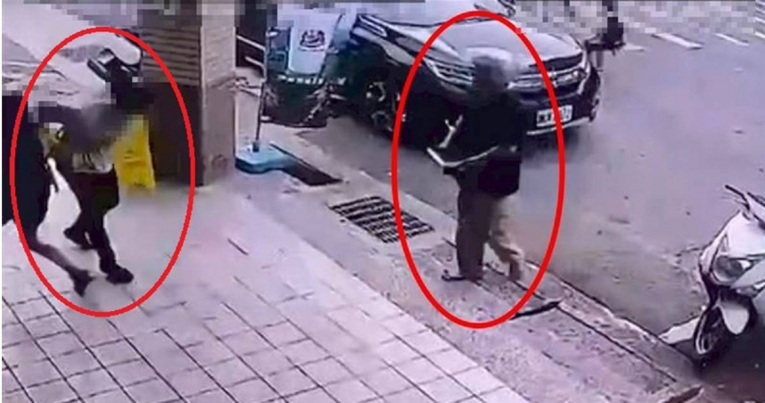邱姓男子在超商外持刀攻擊民眾時，一名身穿白衣的熱心女子衝上前將被他脅持的女童拉離現場。如今這名女子的身分曝光，是安親班的黃姓老師。（圖／翻攝畫面）