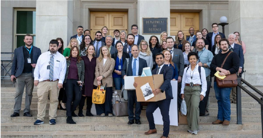 數十名美國記者因拒絕接受川普政府對他們的報導工作施加新限制，而交還通行證並離開五角大廈。（圖／達志／美聯社）