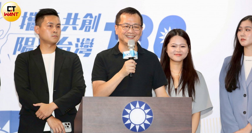 國民黨立委羅智強（中）宣布在黨主席改選中敗選，並期望領先者鄭麗文能團結國民黨，未來贏回政權。（圖／方萬民攝）