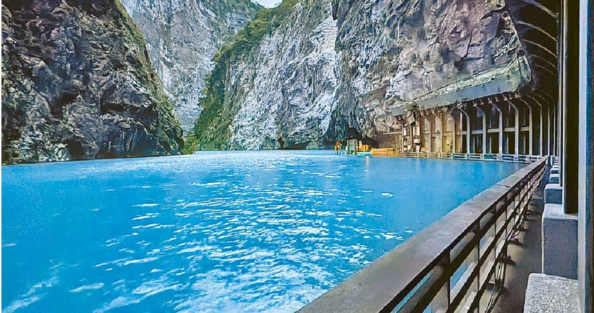 太魯閣燕子口因立霧溪邊坡崩塌形成堰塞湖，湖水持續從隧道溢流至道路，中央氣象署預估山區雨量20日起會增加，壩體隨時有潰決風險。（圖／民眾提供）