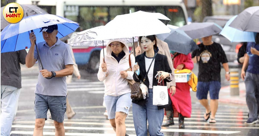 中央氣象署指出，由於持續受到東北季風影響，接下來到光復連假，台灣北部、東部仍然持續有雨，雖然週六起能感受到雨勢變小，但到週日東北季風再度增強，迎風面濕冷有雨。（圖／方萬民攝）