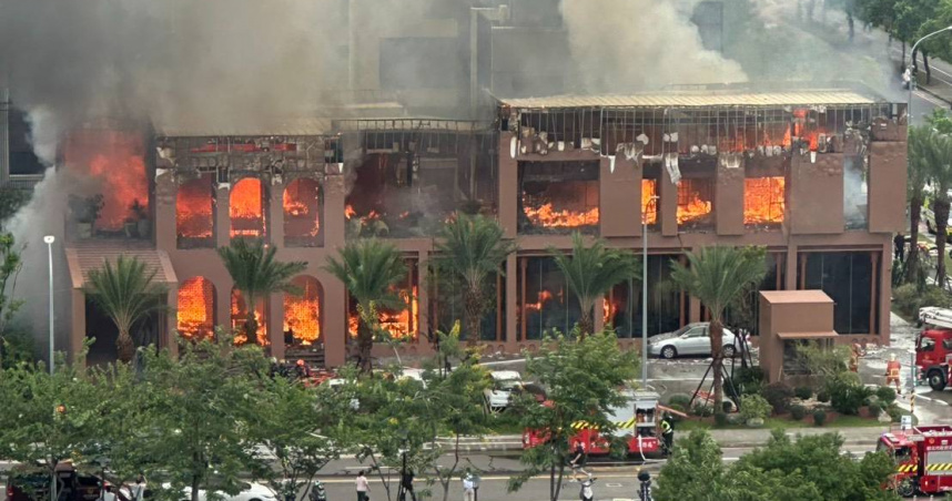 華固總銷125億元的新店央北案「華固譽誠」，預計明日將開案，今日中午接待中心竟發生大火。（圖／讀者提供）