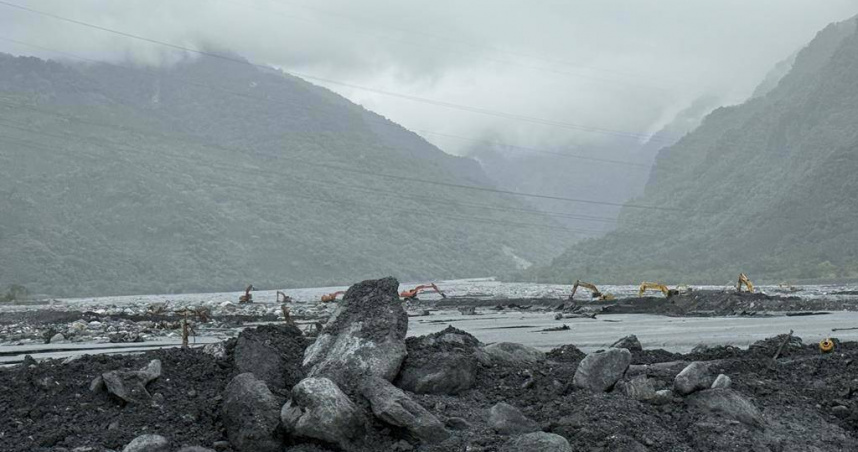 鳳凰颱風恐影響台灣，馬太鞍溪床上，怪手重機械持續疏濬中。（圖／第九河川分署提供）