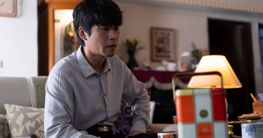 黃迪揚《南方時光》片中提著懷舊包裝蛋捲，引起討論。（圖／百景映畫提供）