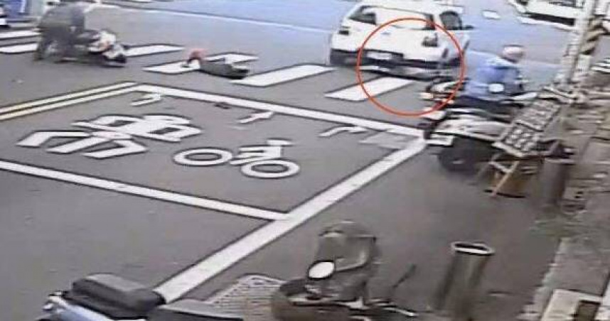 白色轎車高速撞死等紅燈騎士，警方已鎖定駕駛身份查辦中。（圖／翻攝畫面）