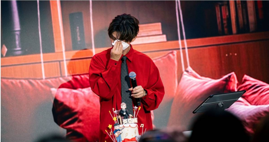 壽星炎亞綸在台上被歌迷的溫暖深深感動，忍不住落淚。（圖／晴空鳥提供）