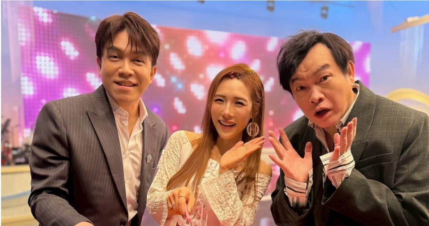 吳申梅（中）錄影《綜藝一級棒》，主持人康康、許志豪突然端出蛋糕幫慶生。（圖／喜上梅梢娛樂提供）