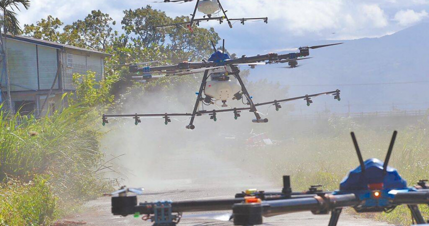 今年前10月我國無人機出口金額達5475萬美元，大幅成長11.4倍。圖為無人機進行噴灑消毒任務。（圖／第三作戰區提供）