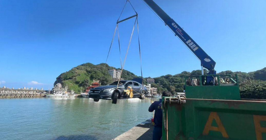 一名陳姓女子凌晨前往金山訪友，卻疑似因路況不熟，墜入磺港漁港中不幸不治。（圖／翻攝畫面）