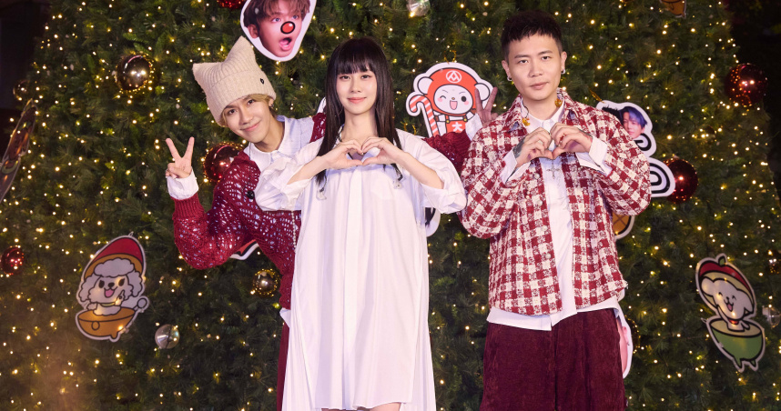 鼓鼓（左起）、白安、蕭秉治一同點亮聖誕樹。（圖／相信音樂提供）