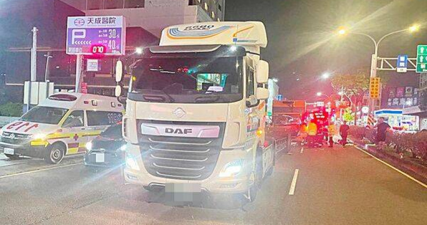 失控直撞聯結車駕駛受困車頭，消急破門救援。（圖 ／翻攝畫面）