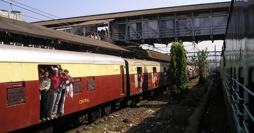 鐵路警察進入車廂驅離未持票群眾，協助女子重返座位。（示意圖／Pixabay）