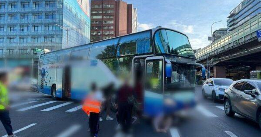 台北遊覽車右轉撞直行單車　75歲女騎士慘摔、臉部受傷送醫