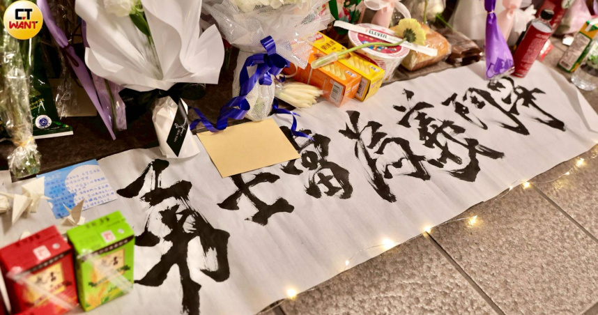 民眾獻花悼念勇士余家昶。（圖／黃耀徵攝）