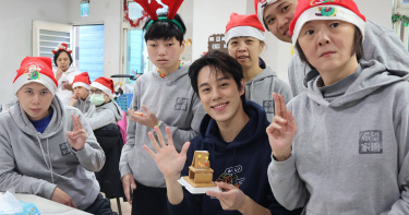 孫麥傑陪伴憨兒度過耶誕時光。（圖／真善美社會福利基金會提供）