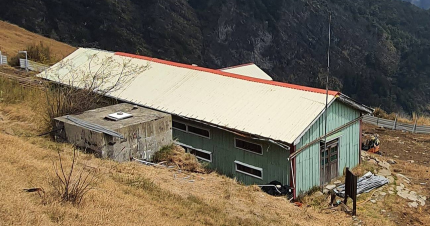 位於雪山主峰線要道的三六九山莊重建工程進度受阻，目前工程停工，完工時程仍待後續履約調解結果。（圖／翻攝自國家公園署）