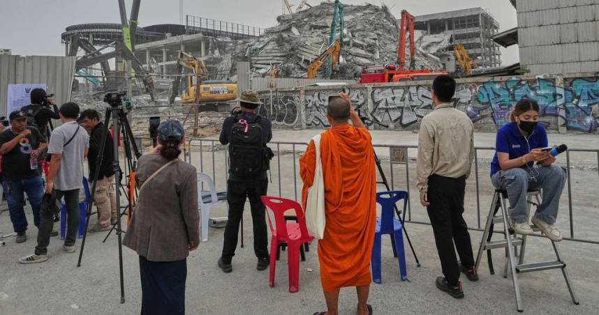 泰國曼谷恰圖恰區（Chatuchak）的國家審計署（State Audit Office，SAO）大樓工地發生倒塌災難。（圖／達志／美聯社）
