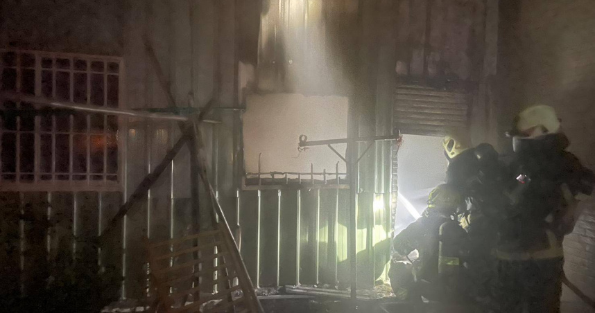 高雄市大社區民生路2日清晨發生鐵皮屋火警，20歲謝姓女子不幸喪命，22歲尤姓丈夫燒燙傷命危送醫。（圖／翻攝畫面）