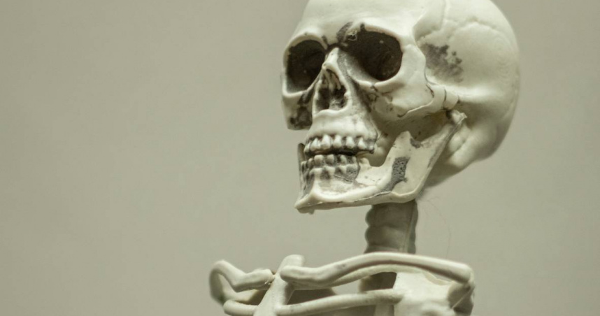 美國賓州一名男子住家地下室被搜出有大量人體遺骸與頭骨。（示意圖／翻攝自unsplash）