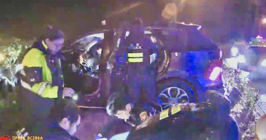 埔里夜巡未開燈拒檢狂逃，67歲看護毒駕國道自撞落網被逮。（圖 ／翻攝畫面）