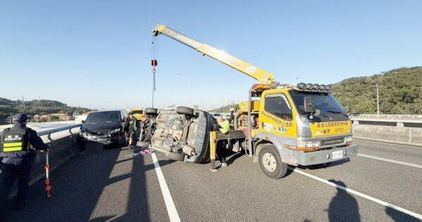清晨五楊高架驚傳翻車，57歲婦人恍神連撞2車釀3車事故。（圖 ／翻攝畫面）