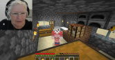 81歲的蘇在YouTube玩起電腦遊戲《Minecraft》。（圖／翻攝自YouTube／GrammaCrackers）