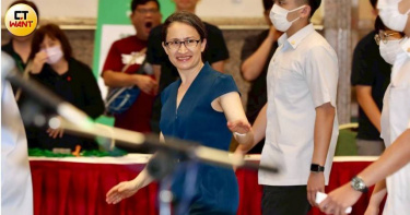 依維安規範，副總統出行時至少配置三層護衛，無論上下車或行走期間，隨扈皆全程戒備。（圖／方萬民攝）