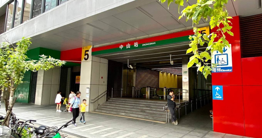 一名女子在捷運中山站亮刀恐嚇。（示意圖／翻攝Google Maps）