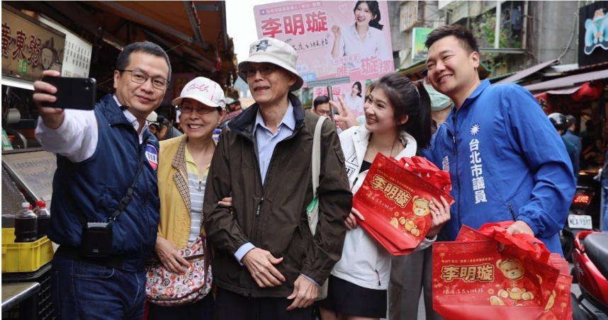 國民黨立委羅智強（左一）陪同台北市松山、信義市議員擬參選人李明璇（右二）前往吳興街市場掃街拜票。（圖／翻攝自羅智強臉書）