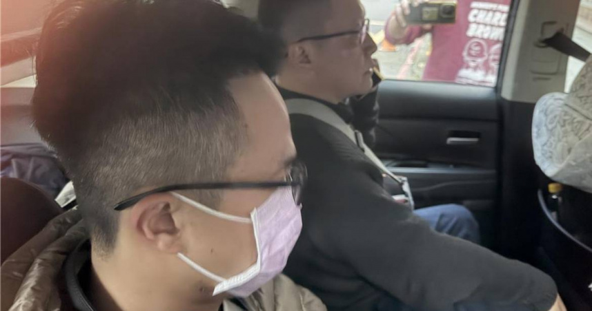 保二總隊林姓前員警（戴口罩者）在離職前，以模型槍調包真槍，13日遭檢方拘提到案。（圖／報系資料照）