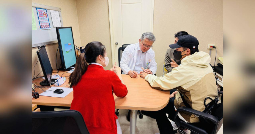 台灣隊長陳傑憲13日赴高雄長庚檢查左手食指的骨折情況。（圖／翻攝畫面）