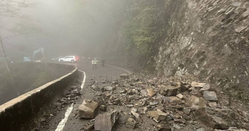 台中大雪山林道29.4公里處4月3日清晨發生落石坍方，雙向交通一度中斷，經搶修後於上午恢復通行。（圖／翻攝畫面）