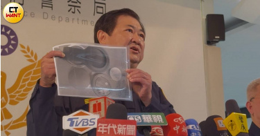 李乾龍座車遭裝追蹤器，但機器現已被丟棄，他僅提供照片影本給警察副局長林武宏。（圖／陳柔瑜攝）