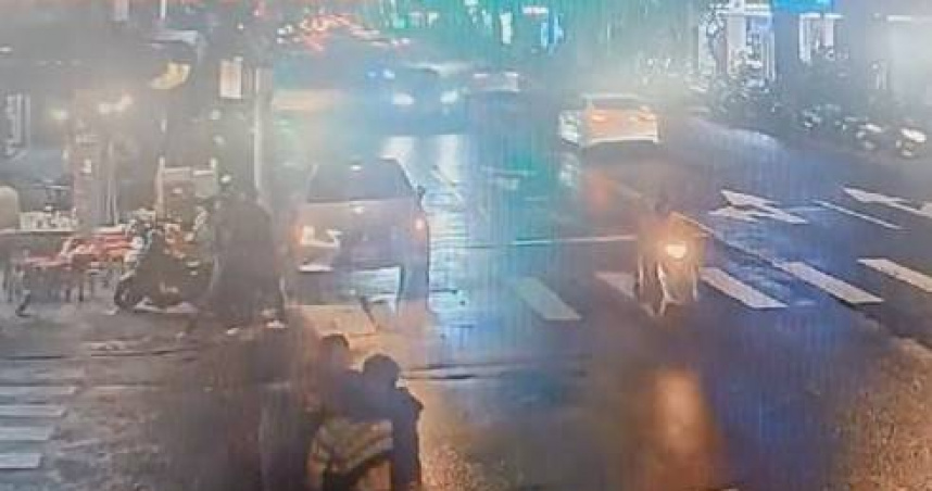 深夜街頭血戰！德州撲克恩怨爆發　永和男竟持「鯊魚劍」當街互砍