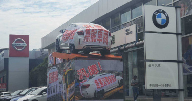 砸7百萬買豪車卻狀況一堆 車主叫吊車放在貨櫃上抗議