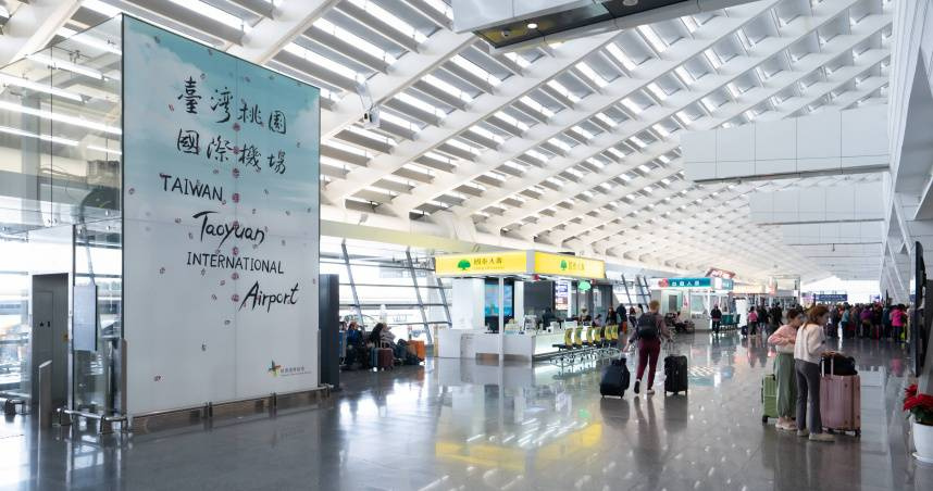 桃園國際機場8月起加強取締接機占位亂象，以立牌、行李箱占用公共空間，最高可罰2萬5000元。（圖／報系資料照）