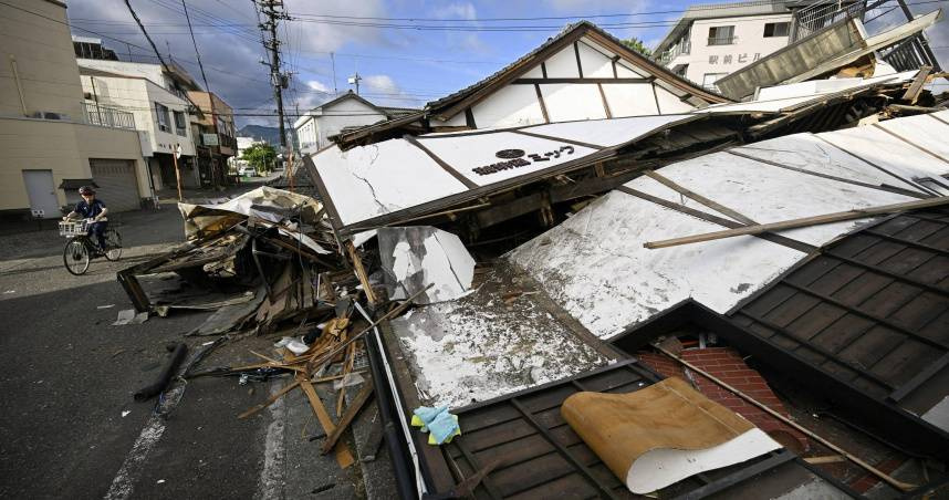 日本九州熊本7月28日發生規模7.1強震，多個地區災情慘重，如今更重創當地觀光業。（圖／達志／路透社）
