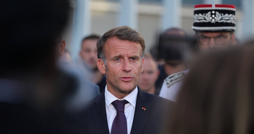法國總統馬克宏（Emmanuel Macron）被拍到正在海上度假，立即引發炎上。（圖／達志／路透社）