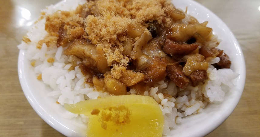 王大元提醒，吃外食時，建議先吃纖維質與蛋白質，略有飽足感後再吃點米飯、麵食，能幫助改善餐後血糖。（示意圖／photoAC）
