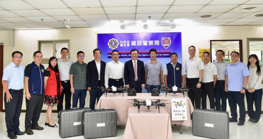 伯悅有限公司捐贈10台專業多軸遙控無人機與高容量電池予鐵路警察局，鐵路警察局長陳錦坤（中）親自主持受贈儀式並頒發感謝狀。（圖／翻攝畫面）