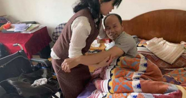 帶著癱瘓夫改嫁!「幸福一家4口」住同個屋簷下 現任丈夫:把他當大哥